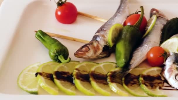 Grillade sardiner med lime och balsampasta — Stockvideo
