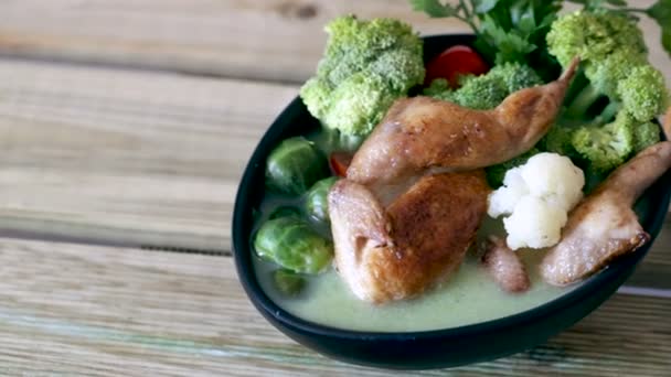 Soup from broccoli, Brussels sprouts and cauliflower with quails — Stock Video