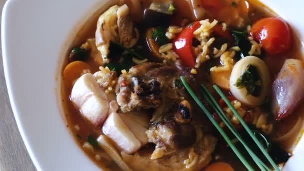 Bouillon de mouton riche avec riz, tomates et herbes — Video