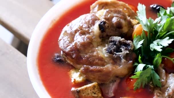 Мясо томатный суп с бараниной — стоковое видео