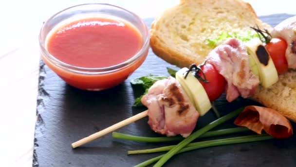 Shashlik, tranches de mouton sur les brochettes de barbecue — Video