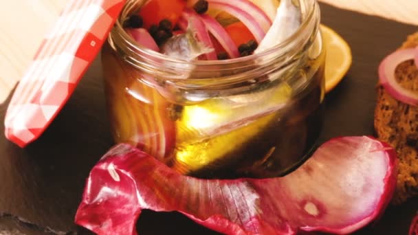 Βάζο σπιτικών μαριναρισμένων σαρδελών με κρεμμύδι — Αρχείο Βίντεο