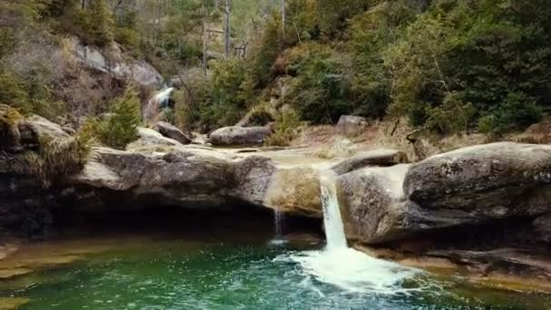 Riacho de montanha com água verde lugar atraente em Espanha — Vídeo de Stock