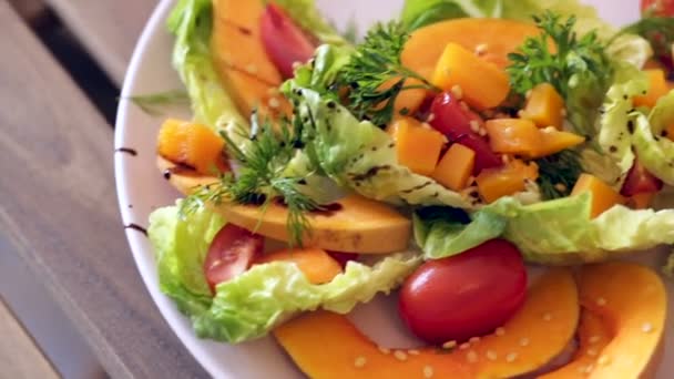 Salade met gebakken pompoen — Stockvideo