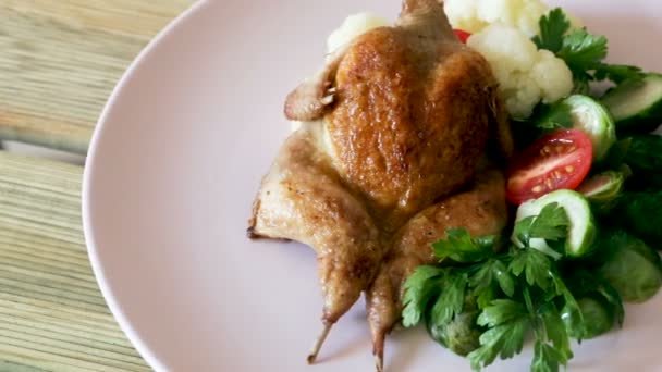 Tobacco quail with pepper and aromatic herbs — Stock Video