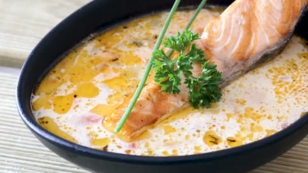 Норвежская кухня. Сливочный суп с лососем — стоковое видео
