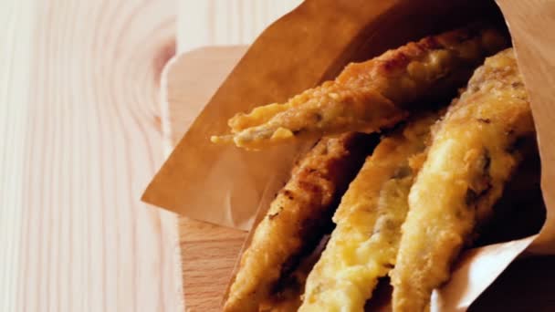 Sardinas fritas con salsa clásica de queso crema y hierbas — Vídeos de Stock