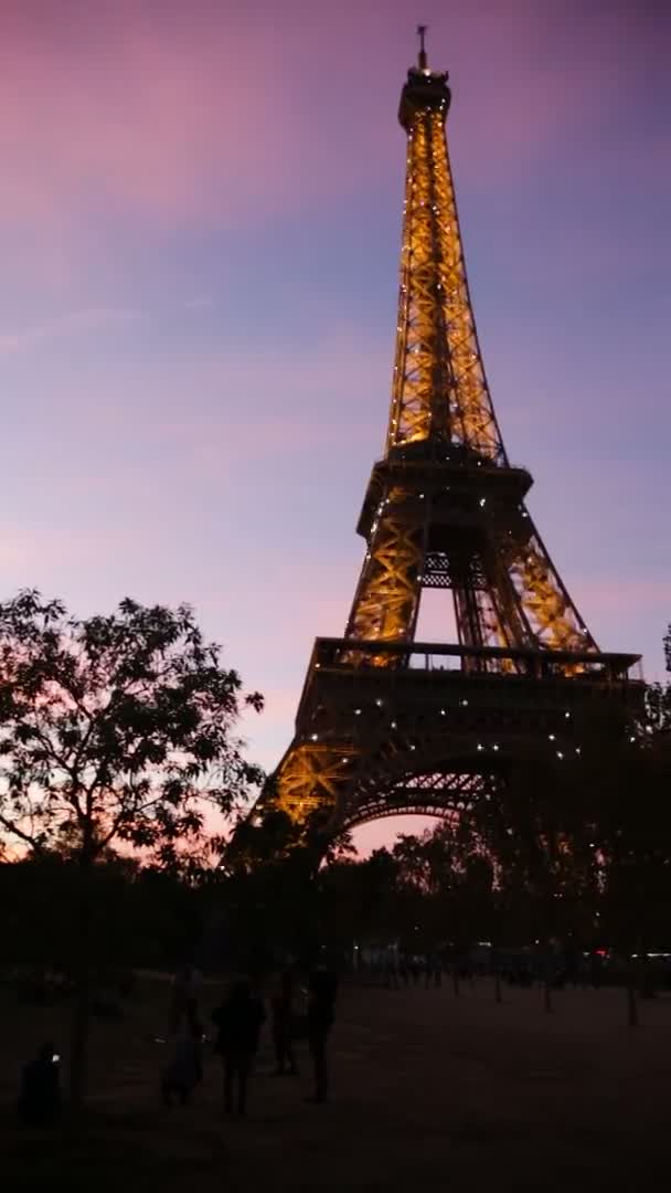 View of Eiffel Tower on sunset sky background — Stock Video