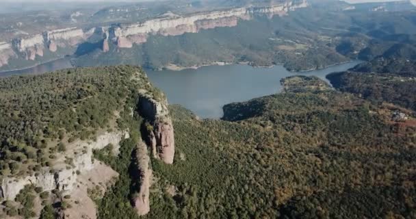 Vista do drone do reservatório de Sau, Catalunha, no dia ensolarado do outono — Vídeo de Stock