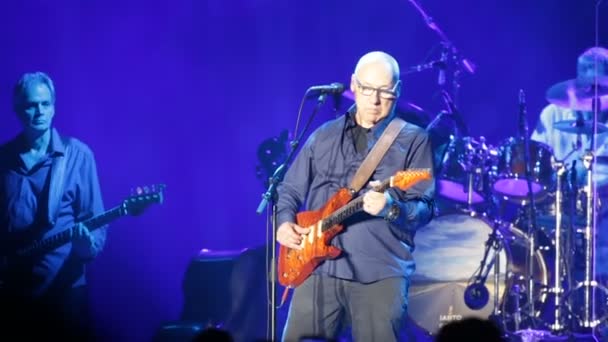 Optreden van Mark Knopfler in Palau Sant Jordi tijdens zijn afscheidstour — Stockvideo