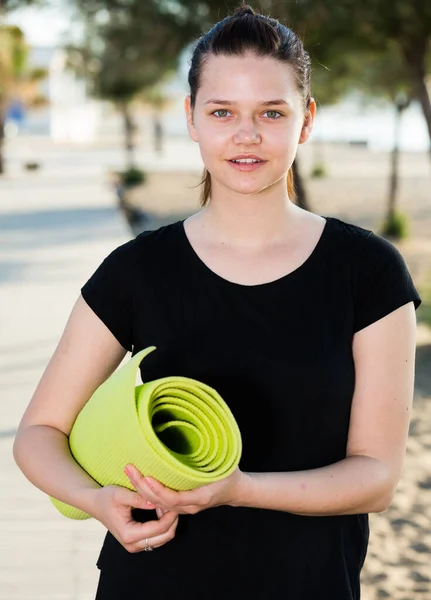 Ung Flicka Svart Shirt Förbereder Sig För Fitness Stranden — Stockfoto