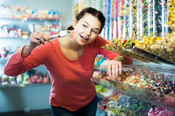 소녀는 가게에서 사탕을 — 스톡 사진