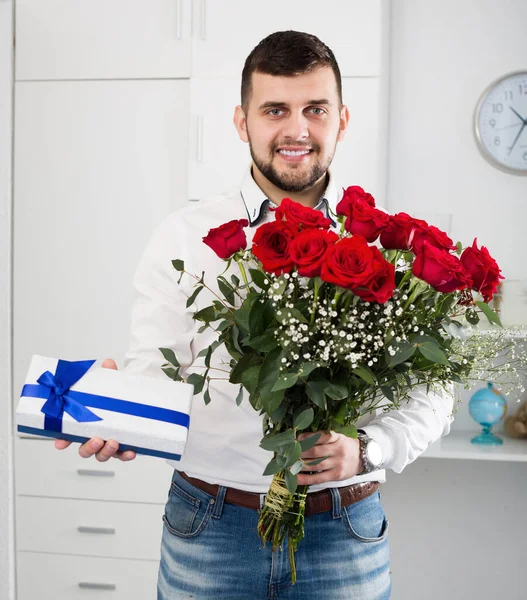 Sorrindo Jovem Macho Pronto Com Buquê Presente Para Jantar Romântico — Fotografia de Stock