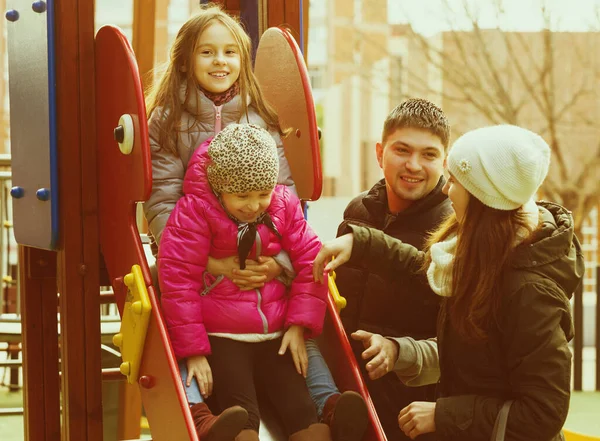 Los Padres Sonrientes Ayudan Los Niños Deslizarse Día Otoño Céntrate —  Fotos de Stock