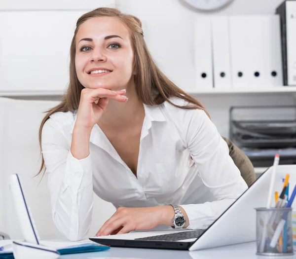 Mulher Gerente Está Posando Enquanto Trabalhava Atrás Laptop Escritório — Fotografia de Stock
