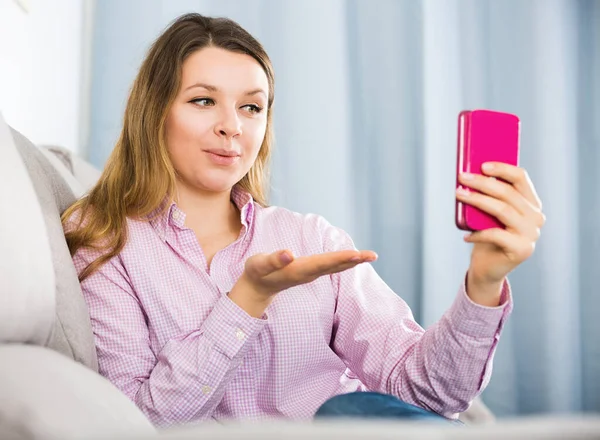 Femmina Sorridente Usando Suo Telefono Scattando Foto Casa — Foto Stock