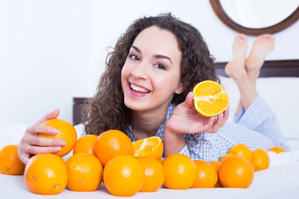 Fröhlich Weiblich Brünette Eating Orangen Schlafzimmer Interior — Stockfoto