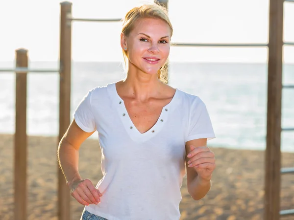 Donna Shirt Bianca Sta Facendo Jogging Sulla Spiaggia — Foto Stock