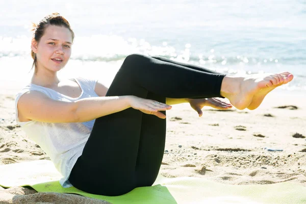 Kvinna Gammal Sträcker Sig Vit Shirt Stranden Nära Havet — Stockfoto