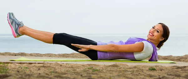 Jeune Femme Souriante Gaie Faisant Des Exercices Sur Plage Par — Photo