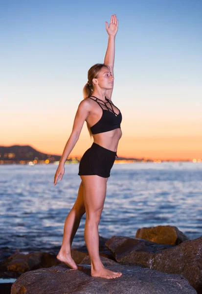 Mujer Años Practicando Estiramiento Sobre Una Roca Cerca Del Mar — Foto de Stock