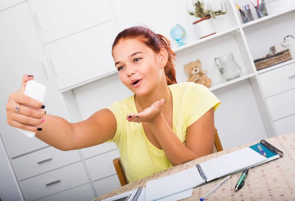 Giovane Sorridente Studentessa Russa Scuola Prendendo Autoritratto Smartphone Mentre Studia — Foto Stock