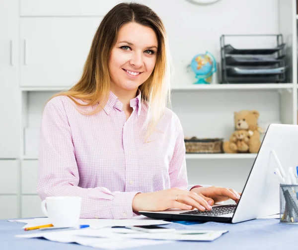 Joven Trabajadora Sonriente Trabajando Productivamente Proyecto Oficina —  Fotos de Stock