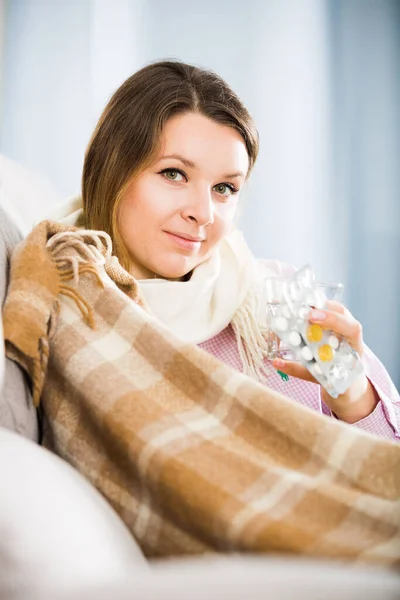 Jeune Femme Ayant Froid Prenant Des Médicaments Maison — Photo