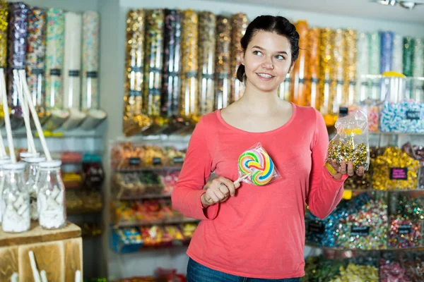 Glückliches Brünettes Mädchen Kauft Bonbons Geschäft — Stockfoto