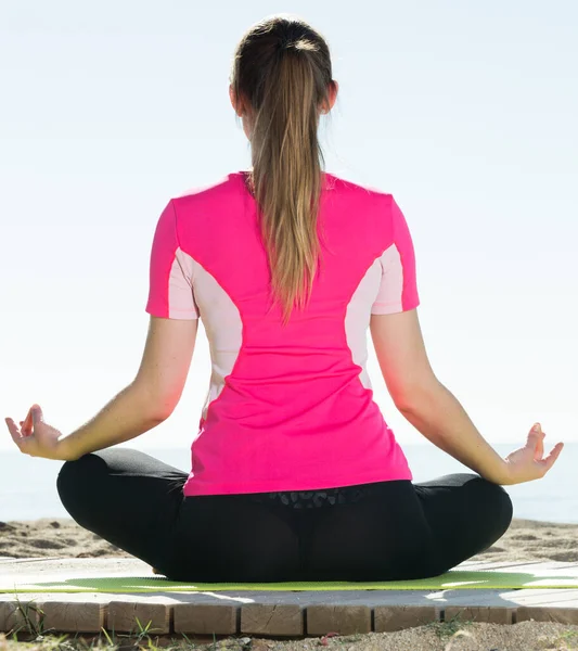 Young Woman Exercising Yoga Poses Sunny Beach Ocean — Stock Photo, Image