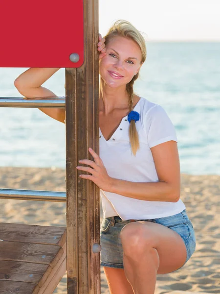 Dospělá Sportovní Žena Bílém Tričku Odpočívá Tréninku Pláži — Stock fotografie