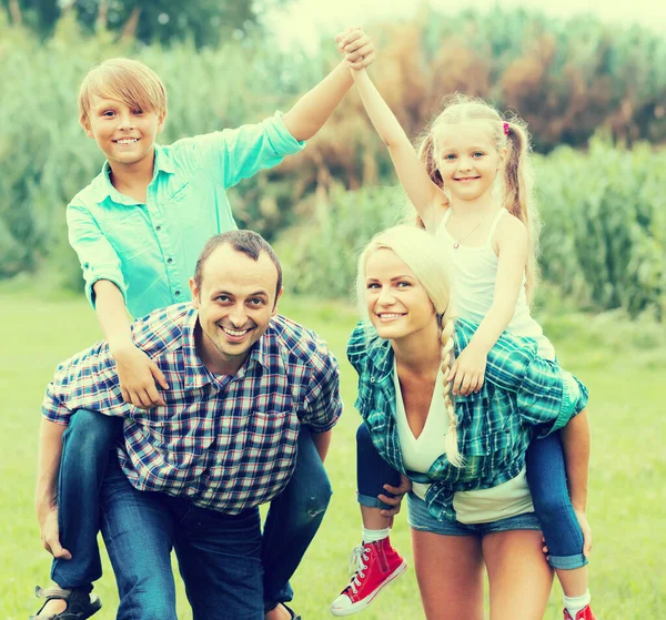 Familia Sonriente Activa Con Dos Hijos Que Pasan Día Verano —  Fotos de Stock