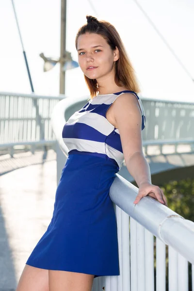 Joven Chica Positiva Vestido Azul Pie Puente Ciudad Moderna — Foto de Stock