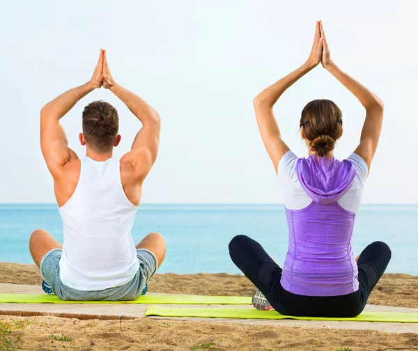 Feliz Mujer Positiva Hombre Sentado Piernas Cruzadas Hacer Yoga Plantea —  Fotos de Stock