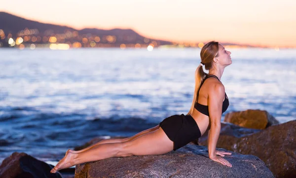 Hembra Está Practicando Estiramiento Una Roca Cerca Del Mar Amanecer — Foto de Stock