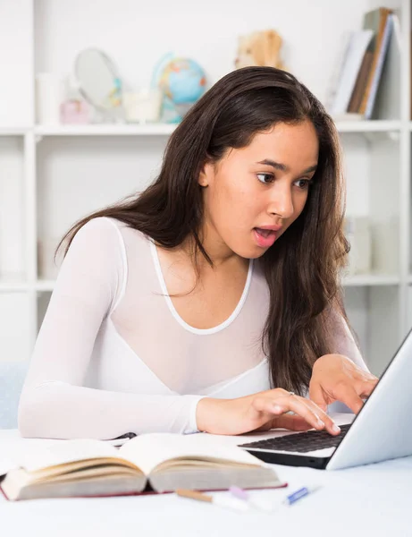 Jong Meisje Lezen Info Laptop Verrast Binnen — Stockfoto