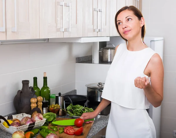 Mutlu Genç Bir Kadın Mutfakta Duruyor Evde Yeşil Salata Hazırlıyor — Stok fotoğraf