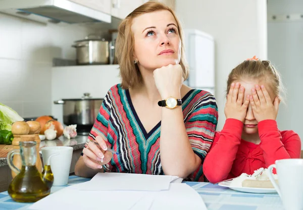 Anne Mutfakta Evrak Işleriyle Uğraşıyor Masadaki Küçük Sıkkın Kızın Yanında — Stok fotoğraf