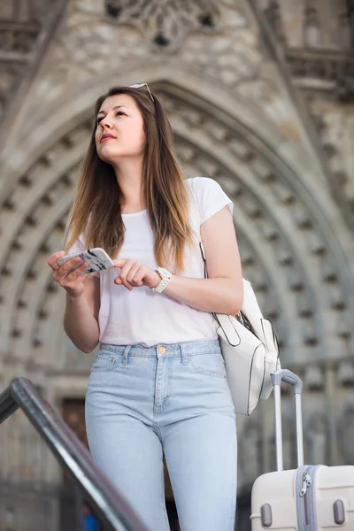 Młoda Dziewczyna Szczęśliwy Podróży Szuka Kierunku Pomocą Telefonu Mieście — Zdjęcie stockowe