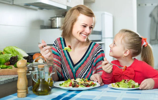 Sonriente Joven Mujer Niña Comiendo Verduras Ensalada Mesa Casa Kitche —  Fotos de Stock