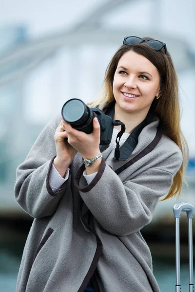 Mladá Dívka Fotografování Její Kamerou Městě — Stock fotografie