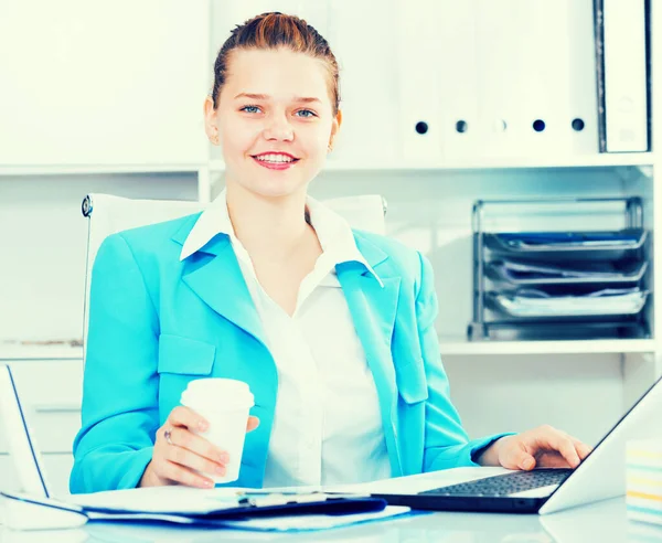 Mujer Sonriente Sentada Mesa Trabajando Computadora Portátil Oficina —  Fotos de Stock