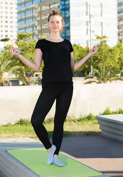 Giovane Donna Sorridente Che Pratica Uno Stile Vita Sano Facendo — Foto Stock