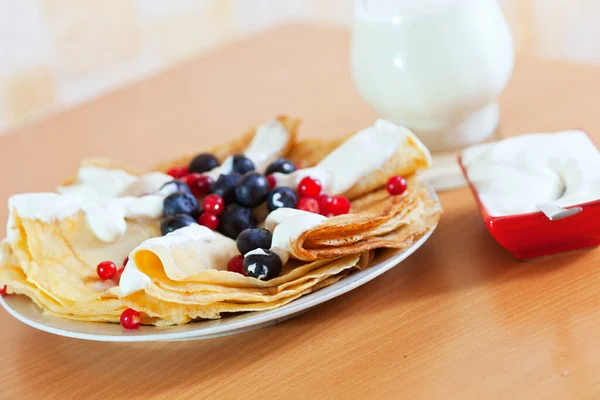甘い朝食 ベリーと乳製品クリームのパンケーキ — ストック写真