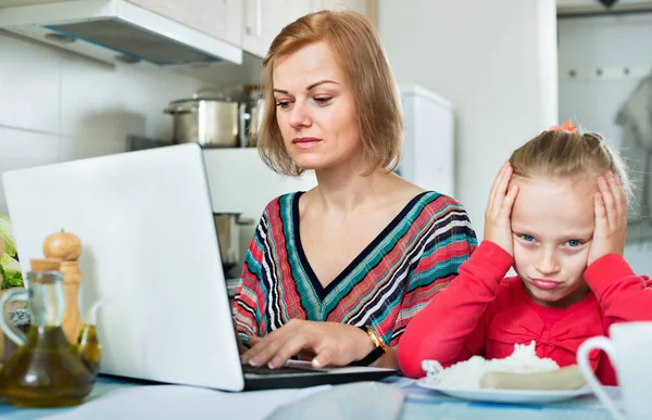 Empresária Irritada Por Sua Filha Desviá Trabalho — Fotografia de Stock