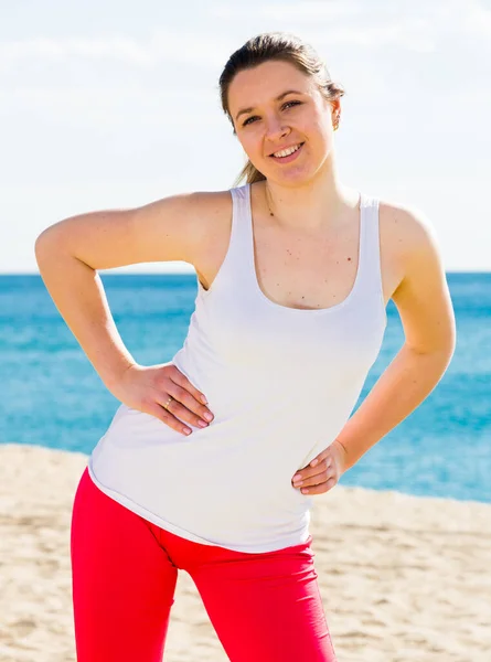 Giovane Donna Sorridente Posa Facilmente Durante Allenamento Sulla Spiaggia Mare — Foto Stock