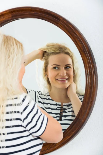 Jonge Vrouw Kijken Spiegel Wakker Worden — Stockfoto