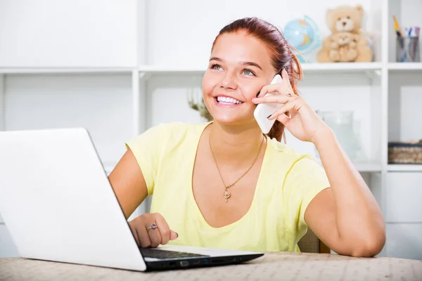 Szczęśliwy Uśmiech Kobieta Nastolatek Student Czat Telefon Wpisując Komputerze Pomieszczeniach — Zdjęcie stockowe