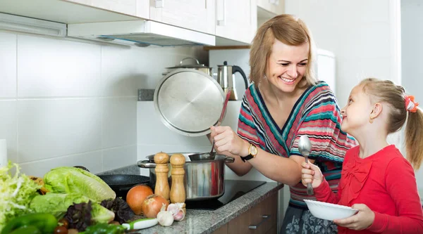 Erwachsene Russische Mutter Und Kleine Tochter Probieren Gemeinsam Suppe — Stockfoto