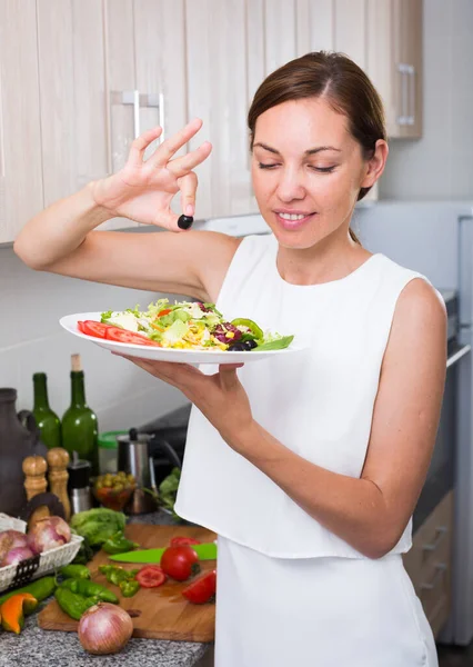 Mutfakta Sebzeli Yeşil Salata Hazırlayan Neşeli Genç Bayan — Stok fotoğraf
